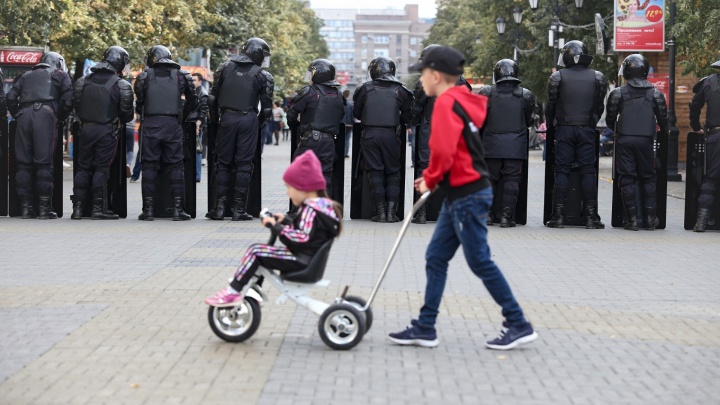 Госдума запретила детям ходить на митинги. Штрафовать будут взрослых