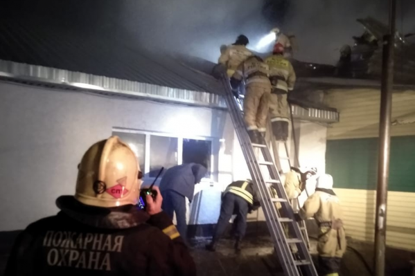 Огонь вспыхнул на крыше одноэтажного здания Огонь вспыхнул на крыше одноэтажного здания