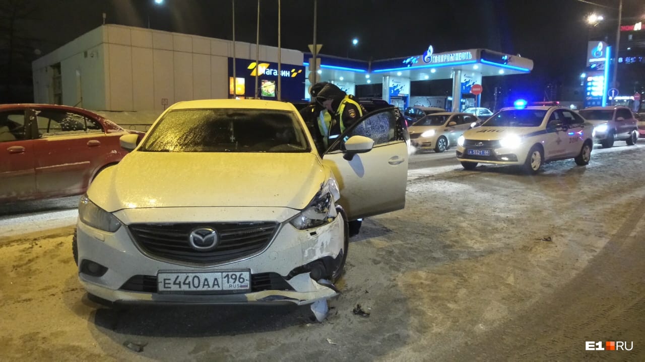 Удар пришелся в правый бок Mazda Удар пришелся в правый бок Mazda