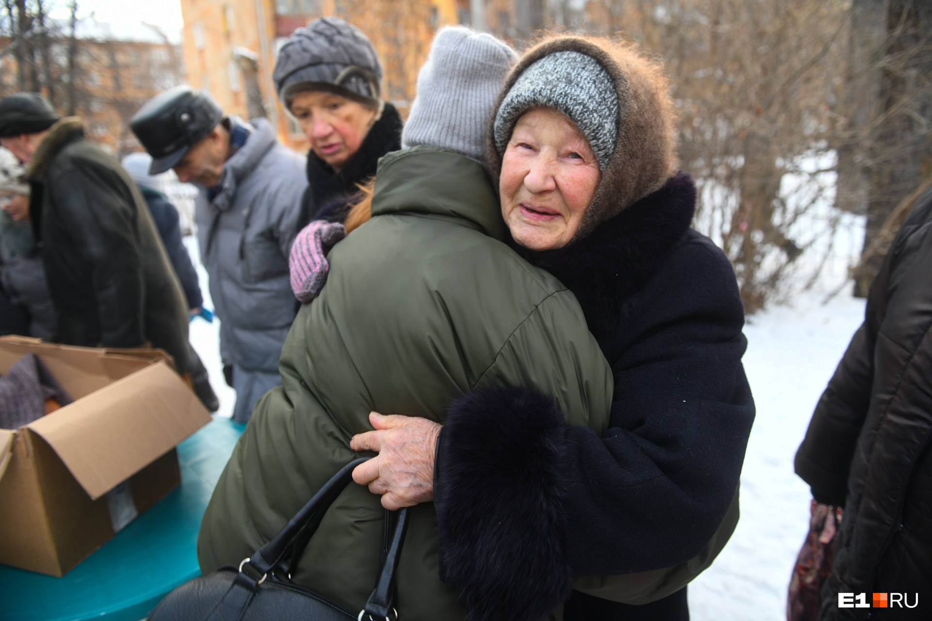 Эта бабушка растрогалась и обняла волонтеров