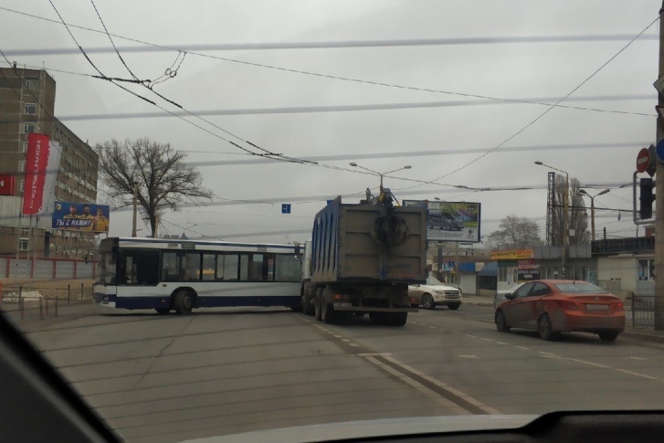 Автобус не пропустил грузовик, когда отъезжал от остановки Автобус не пропустил грузовик, когда отъезжал от остановки