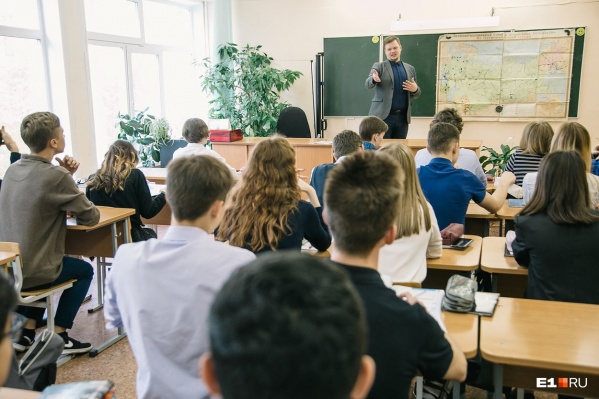 Если для женщин всегда есть «дежурный» подарок — цветы и конфеты, то с учителями-мужчинами приходится придумывать что-то другое Если для женщин всегда есть «дежурный» подарок — цветы и конфеты, то с учителями-мужчинами приходится придумывать что-то другое