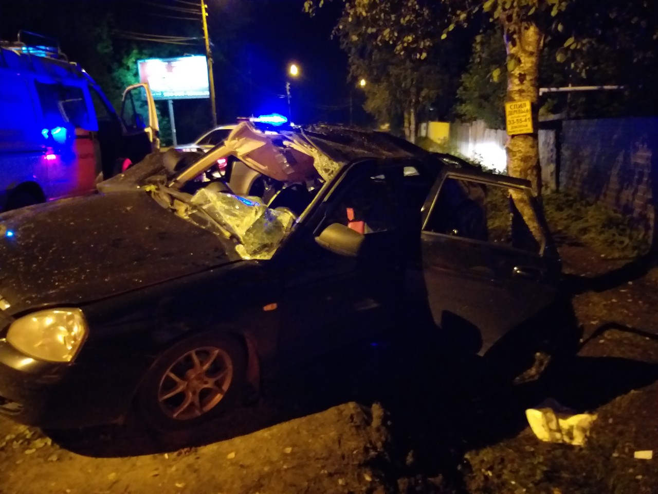 Врезался в дерево: в Ярославле спасатели доставали мужчину из раскуроченной машины