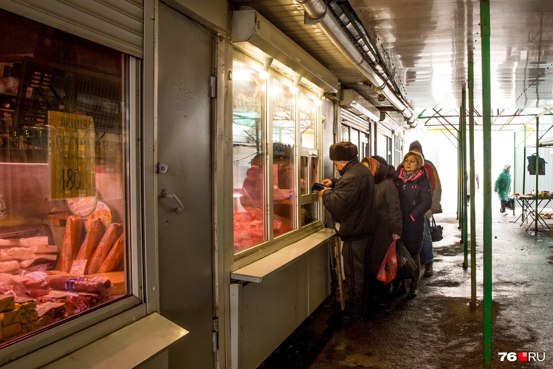 Многие не оставляют привычку за мясом ходить на рынок Многие не оставляют привычку за мясом ходить на рынок