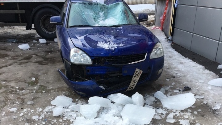 Глыба талого льда раздавила машину нижегородки. Рассказываем, как в такой ситуации взыскать ущерб