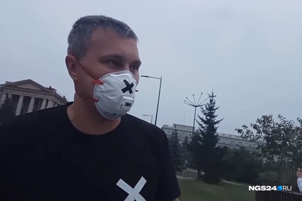 Евгений Ходос вышел в центр раздавать респираторы Евгений Ходос вышел в центр раздавать респираторы