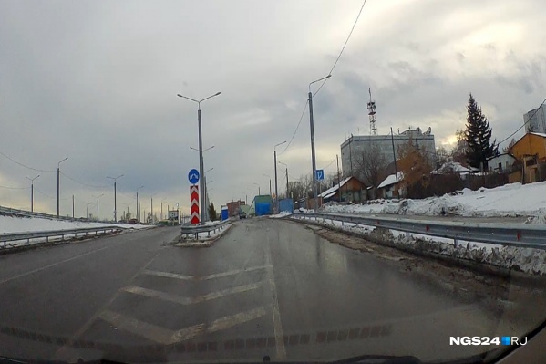 Основное движение в сторону Николаевского моста и Копылова будет организовано по прямой, а съехать на прилегающие улицы Николаевки можно по дороге-дублеру Волочаевской Основное движение в сторону Николаевского моста и Копылова будет организовано по прямой, а съехать на прилегающие улицы Николаевки можно по дороге-дублеру Волочаевской