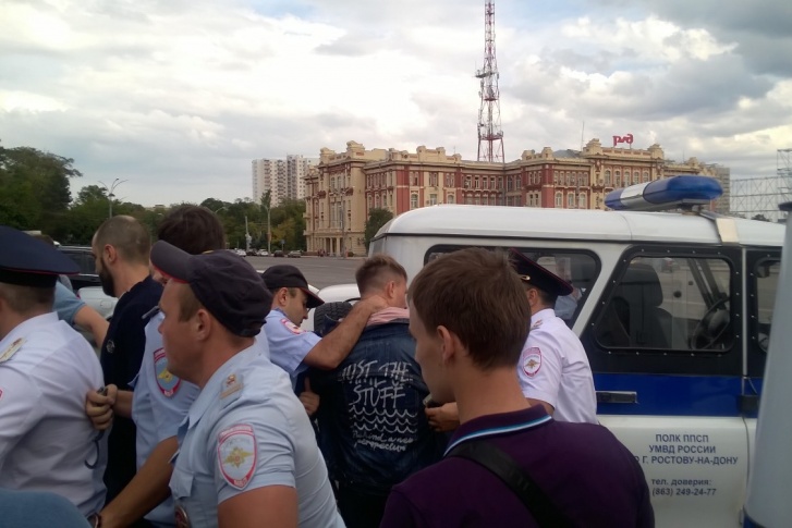 Сергея Гривко увезли на полицейском автомобиле Сергея Гривко увезли на полицейском автомобиле