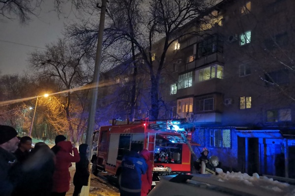 Часть жильцов выбежала на улицу Часть жильцов выбежала на улицу