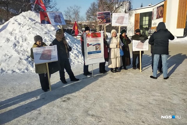 Люди с плакатами собирались возле театра «Глобус» и возле цирка Люди с плакатами собирались возле театра «Глобус» и возле цирка