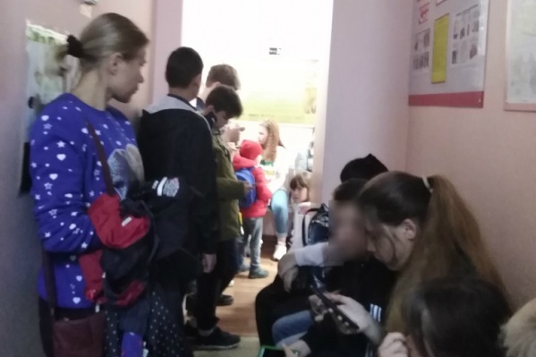 Родителям и их детям приходится стоять в очереди от полутора до трех часов Родителям и их детям приходится стоять в очереди от полутора до трех часов
