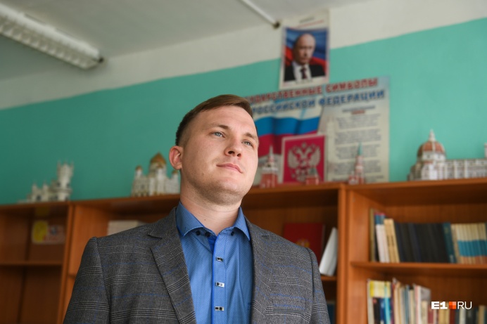 Виктору Якушеву 26 лет, он преподавал в екатеринбургской школе, а потом уехал учить детей в село Никольское Виктору Якушеву 26 лет, он преподавал в екатеринбургской школе, а потом уехал учить детей в село Никольское