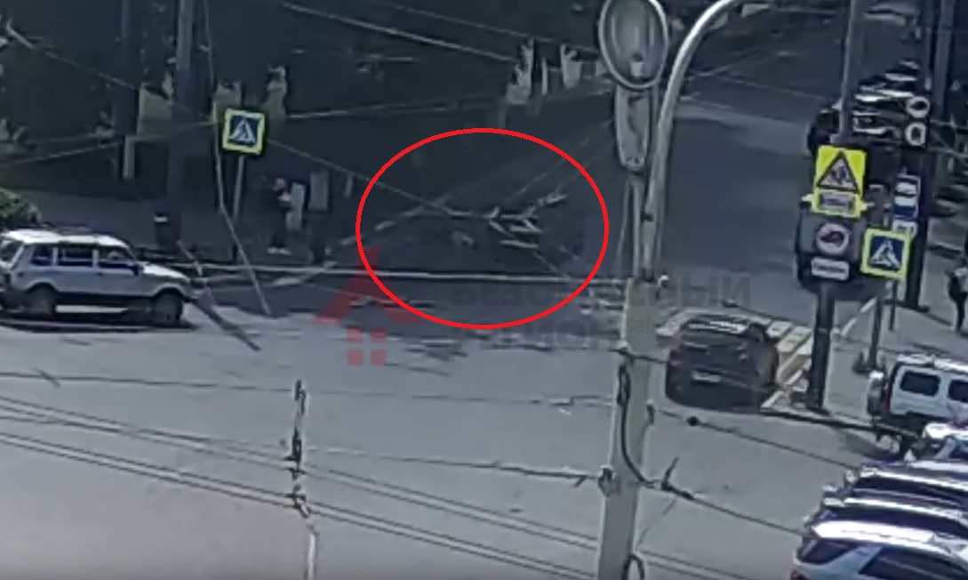 Пошёл на трясущихся ногах: в центре Ярославля иномарка сбила пешехода