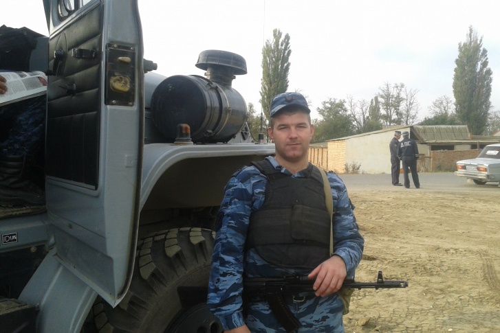 Полицейского с ранением руки увезли в больницу, где врачи ему оказали помощь Полицейского с ранением руки увезли в больницу, где врачи ему оказали помощь