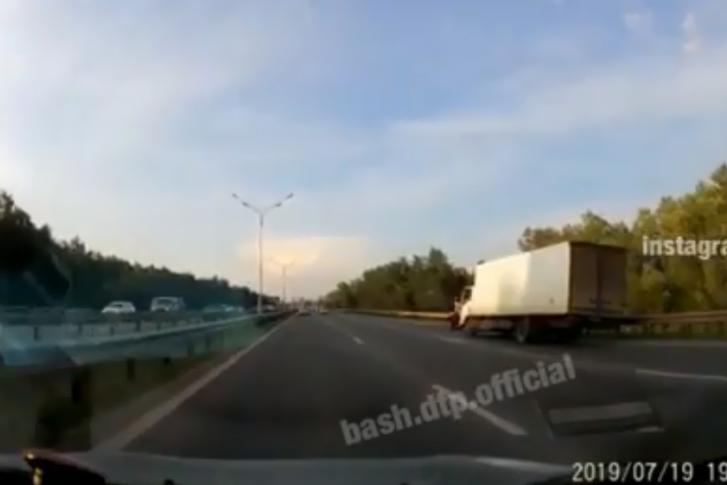 На этих кадрах видно, что водитель грузовика едет по крайней правой полосе, там, где остановился владелец иномарки На этих кадрах видно, что водитель грузовика едет по крайней правой полосе, там, где остановился владелец иномарки