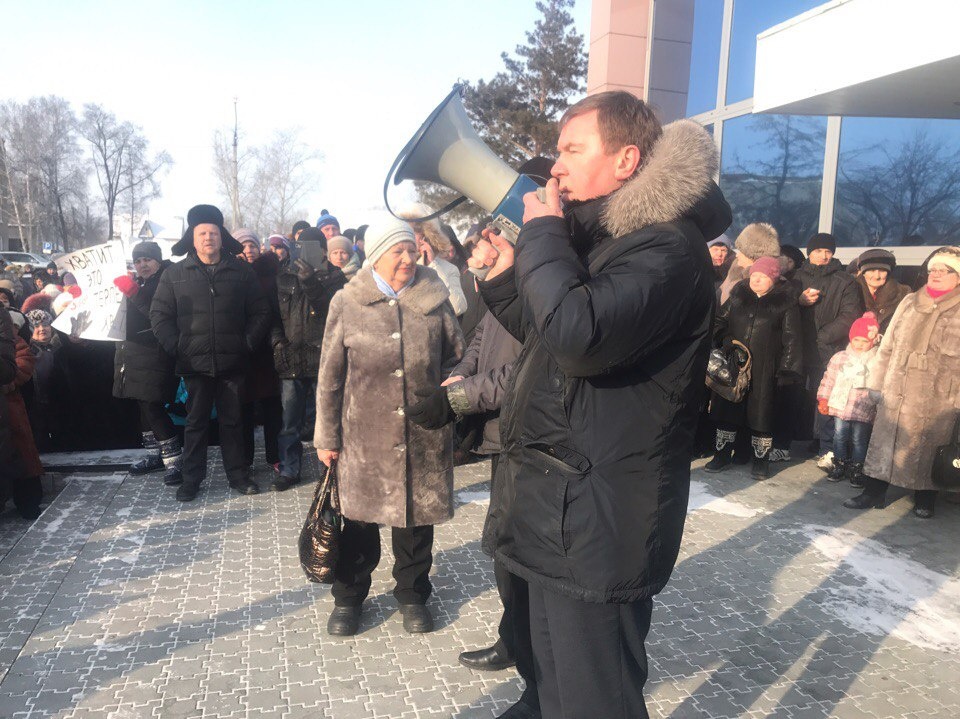 К собравшимся вышел глава Колыванского района Виктор Аверин К собравшимся вышел глава Колыванского района Виктор Аверин
