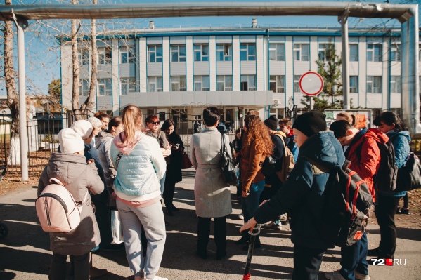 Встреча родителей и учеников началась у школы в Боровском в полдень и длилась около полутора часов. Что происходило в эти минуты — смотрите и читайте ниже Встреча родителей и учеников началась у школы в Боровском в полдень и длилась около полутора часов. Что происходило в эти минуты — смотрите и читайте ниже 