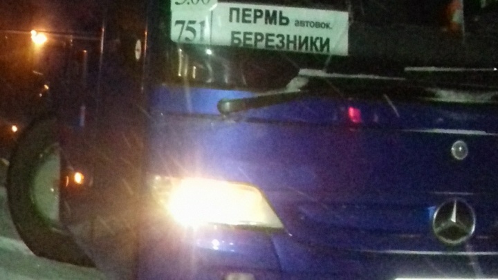 «Задел большегруз». На трассе в Прикамье опрокинулся автобус с 16 пассажирами