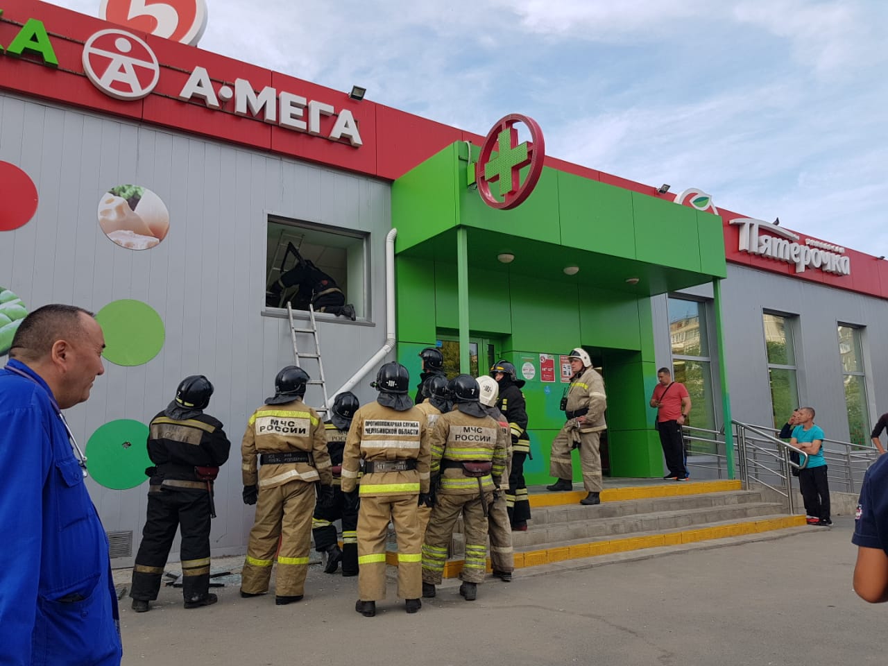 «Всё оцепили»: в Челябинске в крупном магазине рухнули перекрытия