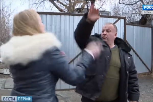 Мужчина начал размахивать руками и ударил корреспондента Мужчина начал размахивать руками и ударил корреспондента