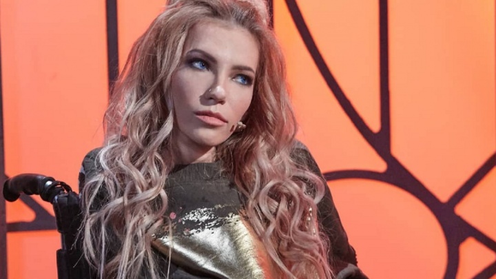 Певица Юлия Самойлова попросила губернатора Прикамья допустить в школу девочек без Манту и справки
