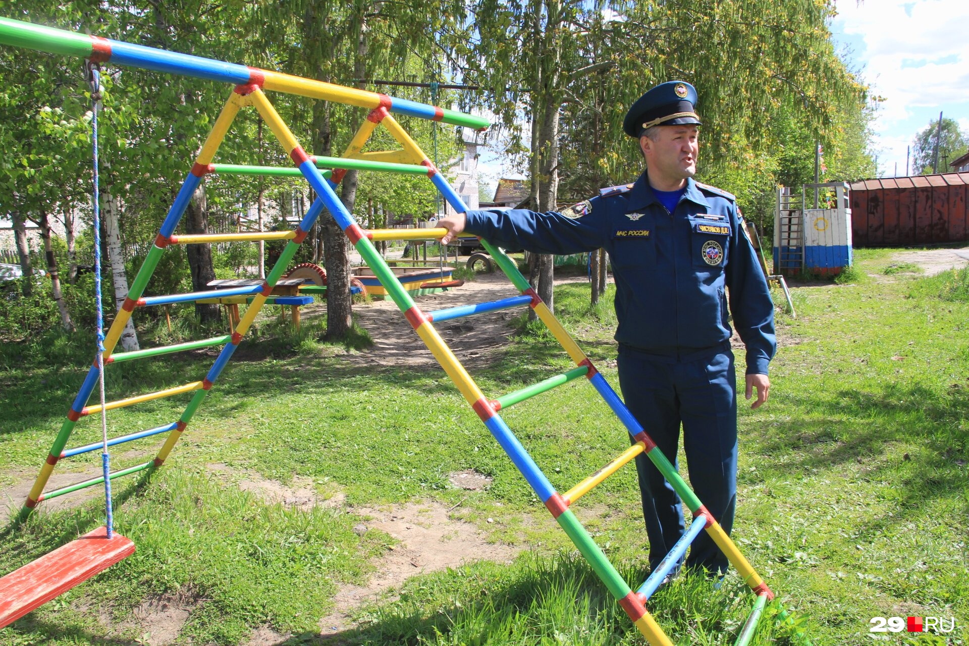 «Мужики, давайте выходите во двор, отремонтируйте качели своим детям!» «Мужики, давайте выходите во двор, отремонтируйте качели своим детям!»