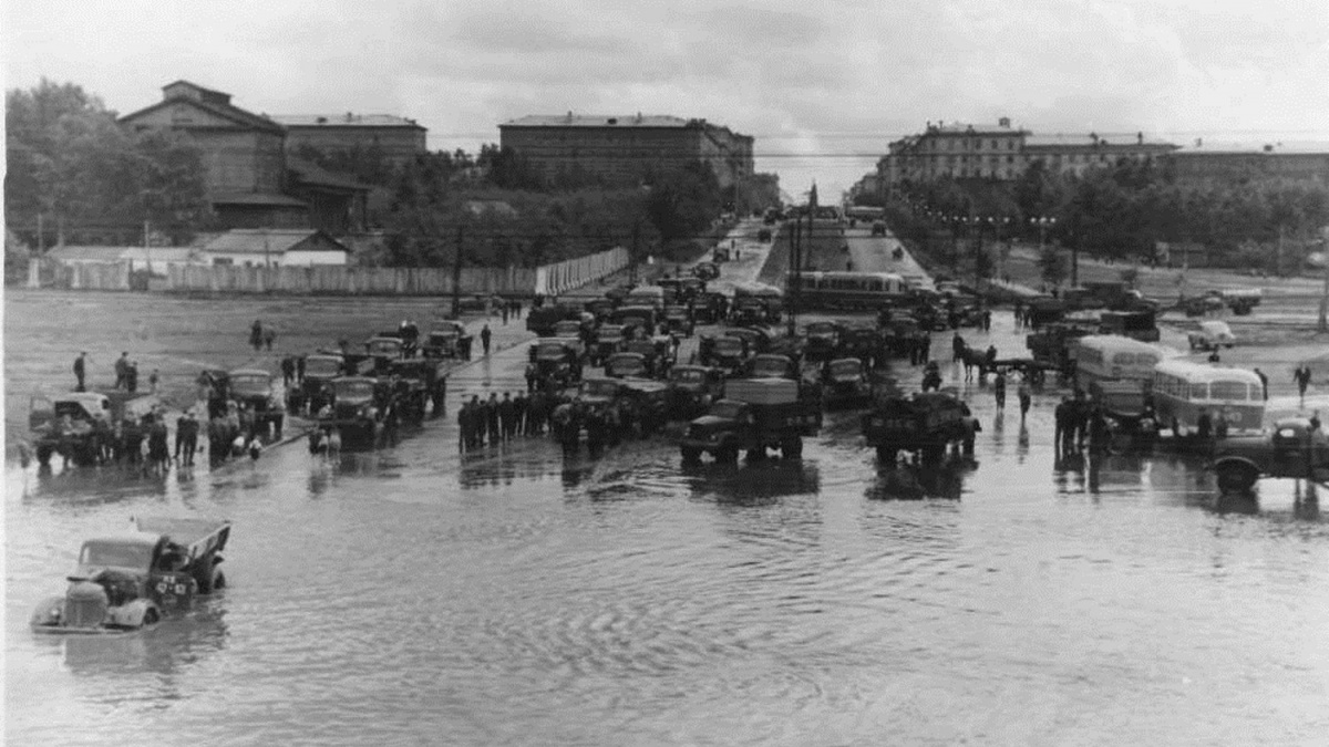 Это место издавна при каждом дожде превращается во что-то вроде водоёма.