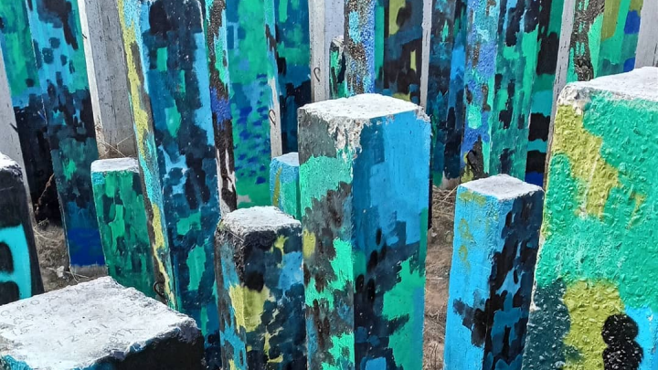 «Жертвам экоцида»: красноярский художник превратил сваи на заброшенном пустыре в арт-объект