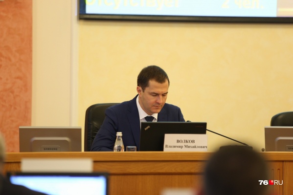 Главный кандидат — и. о. мэра Ярославля Владимир Волков наблюдает за происходящим с места в президиуме Главный кандидат — и. о. мэра Ярославля Владимир Волков наблюдает за происходящим с места в президиуме