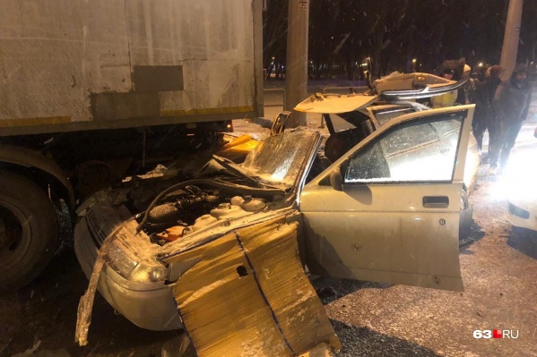 Lada врезалась в бампер МАЗа Lada врезалась в бампер МАЗа