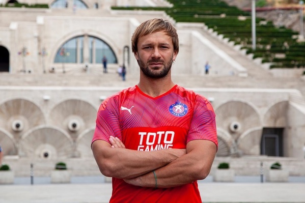 Дмитрий Сычёв в форме последнего клуба в своей карьере — армянского «Пюника», за который он так и не сыграл ни одного матча Дмитрий Сычёв в форме последнего клуба в своей карьере — армянского «Пюника», за который он так и не сыграл ни одного матча