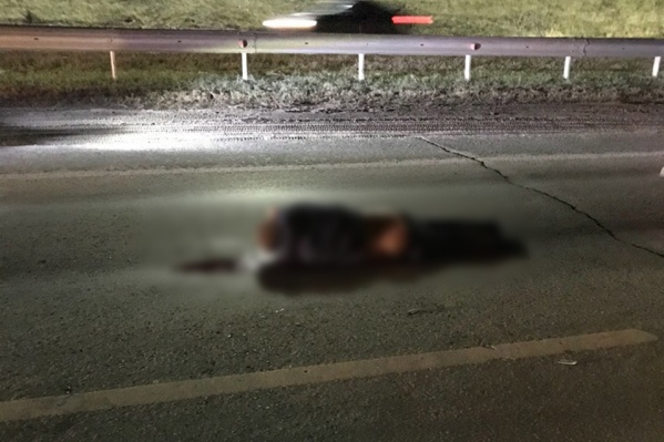 Тело погибшего лежало посреди проезжей части Тело погибшего лежало посреди проезжей части
