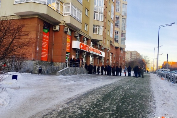 Водители по всей стране застряли в очередях в наркодиспансеры Водители по всей стране застряли в очередях в наркодиспансеры