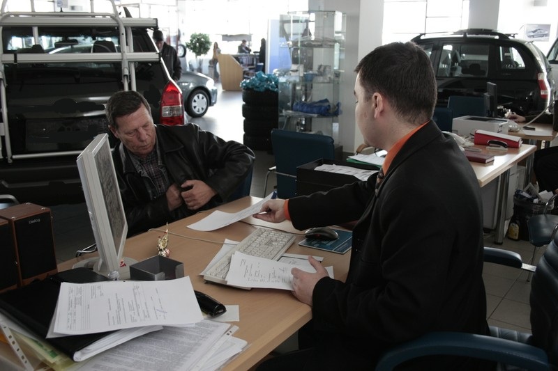 Опасные скидки: в Омске активизировались подозрительные автодилеры
