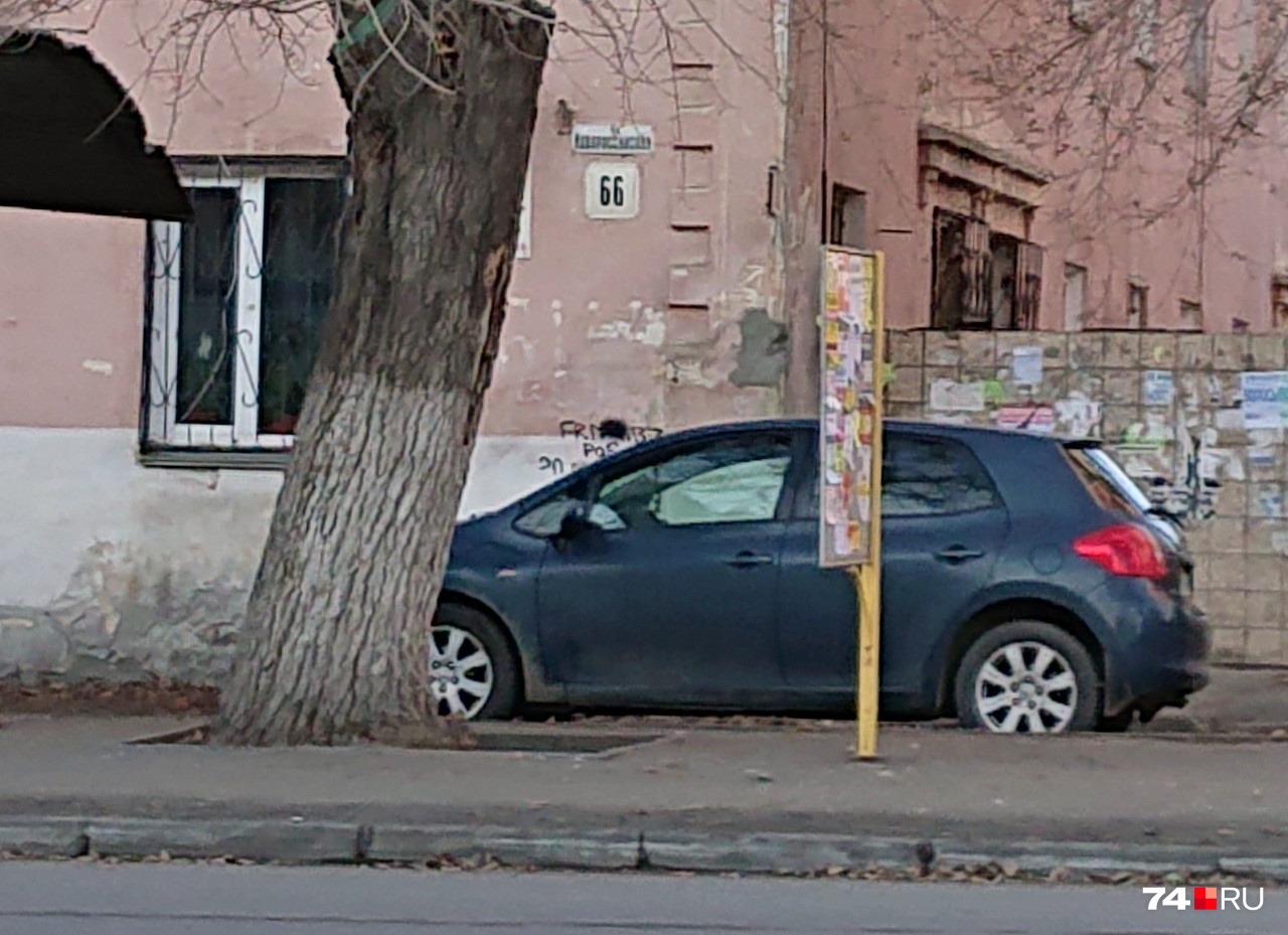 — Остановка «Школа» на Новороссийской, 66, — уточнил автор снимка. — Этот водитель неделю парковался между домом и остановкой: ходить негде
