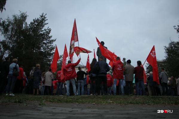 На митинге присутствовало около 100 человек, но организаторы считают, что их было от 200 до 500 На митинге присутствовало около 100 человек, но организаторы считают, что их было от 200 до 500
