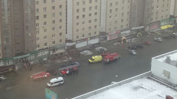 К зданию приехали экипажи пожарных и машина реанимации К зданию приехали экипажи пожарных и машина реанимации