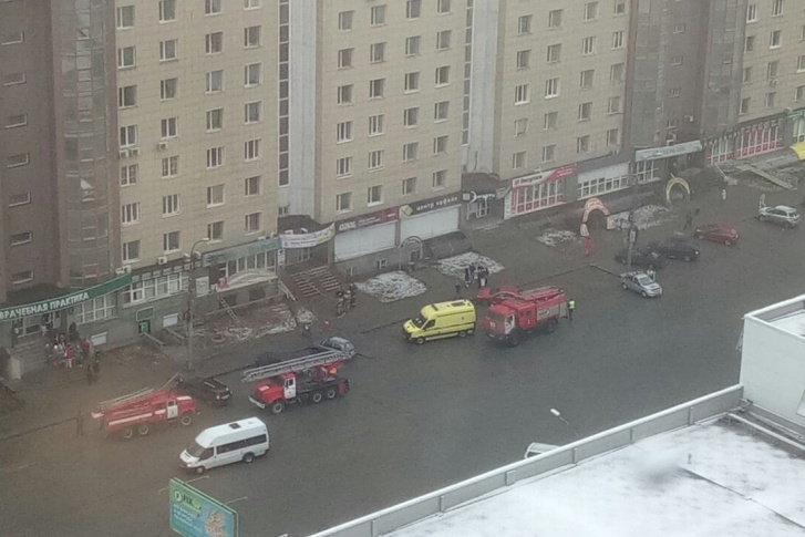 К зданию приехали экипажи пожарных и машина реанимации К зданию приехали экипажи пожарных и машина реанимации