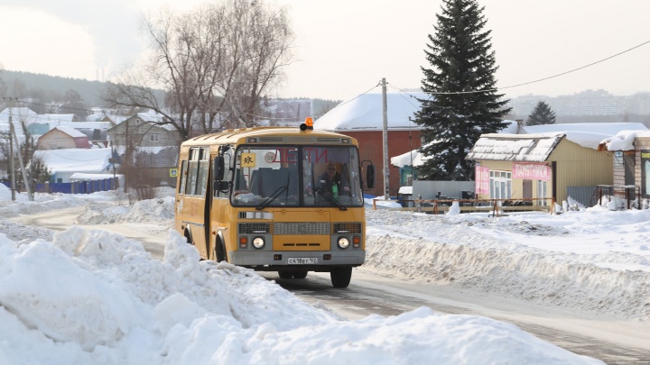 Начальник отдела образования села в Башкирии объяснил, почему в автобус не пустили школьницу