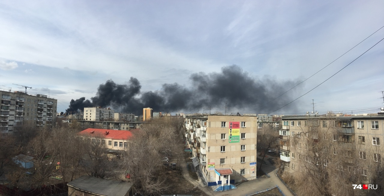 Вот так пожар выглядит из домов в районе ТК «Радуга» Вот так пожар выглядит из домов в районе ТК «Радуга»
