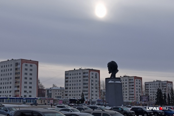 Квартира, которую пытался продать Вадим, находится недалеко от центра города, в нескольких кварталах от мэрии Квартира, которую пытался продать Вадим, находится недалеко от центра города, в нескольких кварталах от мэрии