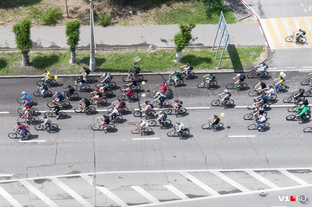 Около двух тысяч велосипедистов проехали парадом по Волгограду: фото с земли и с воздуха