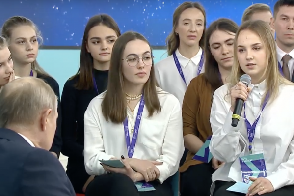 Справа — Анна Негашева, слева от неё — Варвара Скорынина Справа — Анна Негашева, слева от неё — Варвара Скорынина