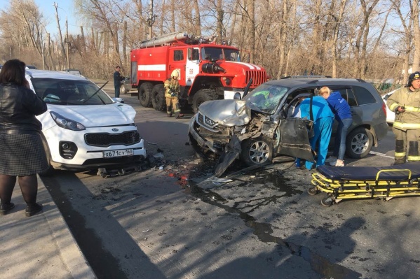 Одну из машин развернуло поперек дороги Одну из машин развернуло поперек дороги