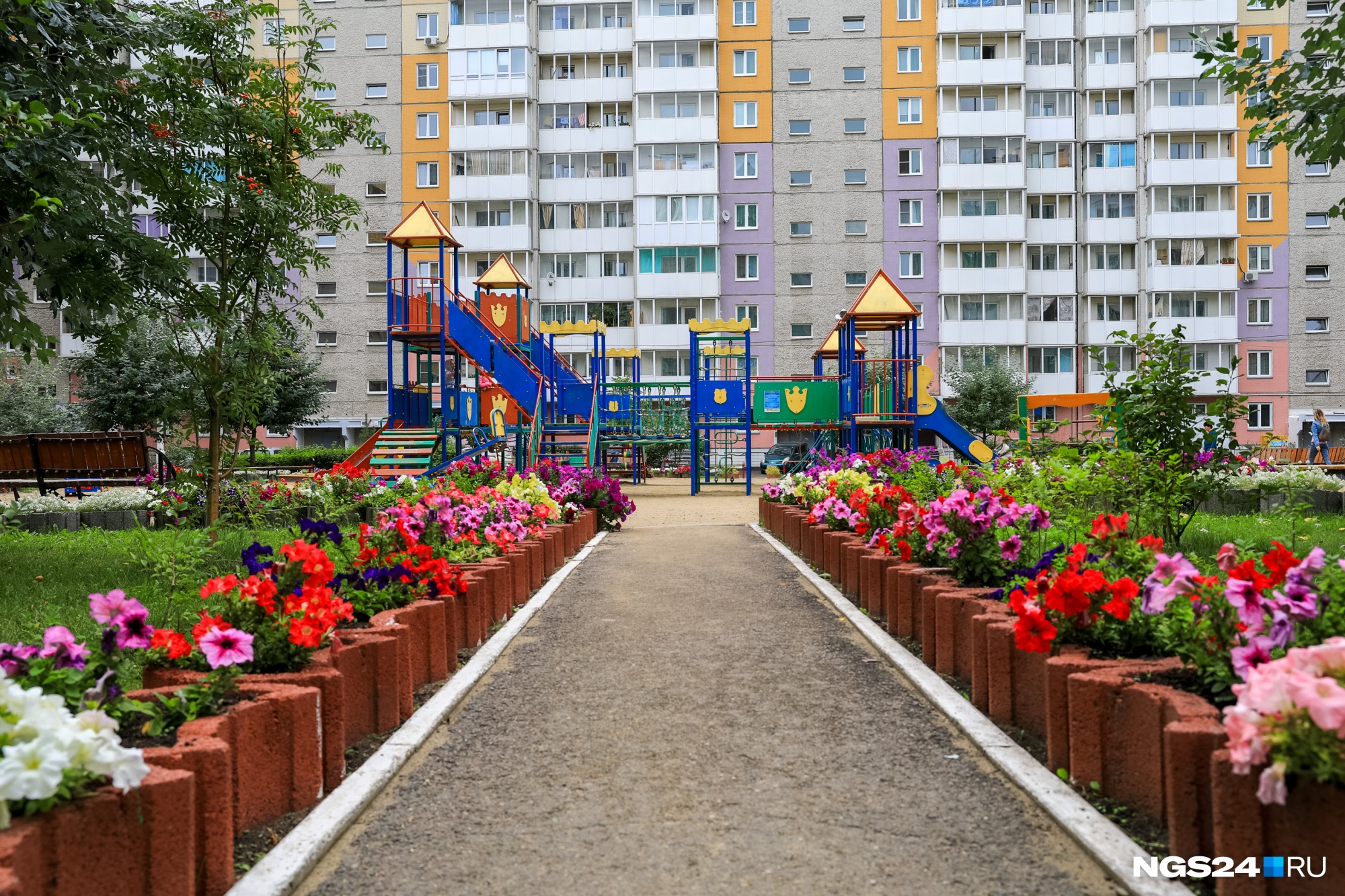 Двор в городе. Благоустроенный двор Красноярск. Красивые дворы в Красноярске. Двор в Красноярске Северный. Красноярск МКД.