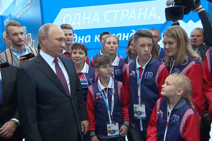 Владимир Путин и Даша Крутько (справа) поговорили о гимнастике и ГТО