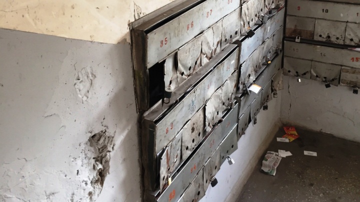 «Будто из миномёта стреляли»: жильцы дома на Менделеева пожаловались на разрушенный подъезд