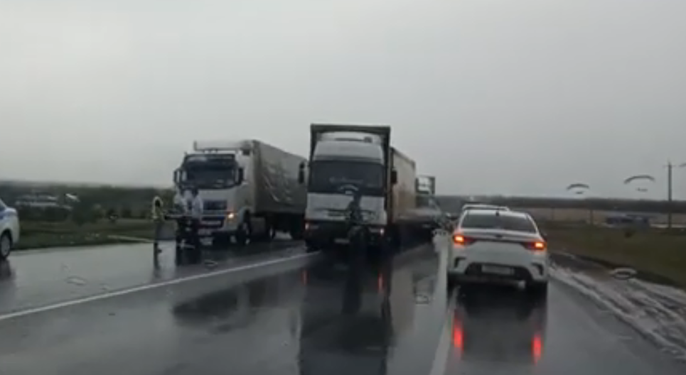 Пешком быстрее: ДТП с фурами спровоцировало огромную пробку на трассе М-5 в Самарской области