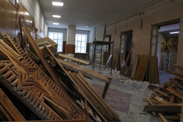 В центре «Патриот» ремонтируют вестибюль, старые конструкции разобрали, в процессе установка новых В центре «Патриот» ремонтируют вестибюль, старые конструкции разобрали, в процессе установка новых