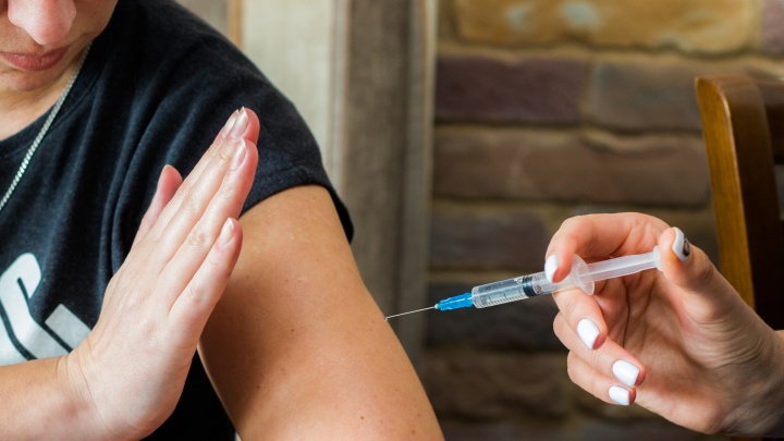 «Я не афиширую, что не прививаю детей»: три новосибирца объяснили, почему считают прививки смертью